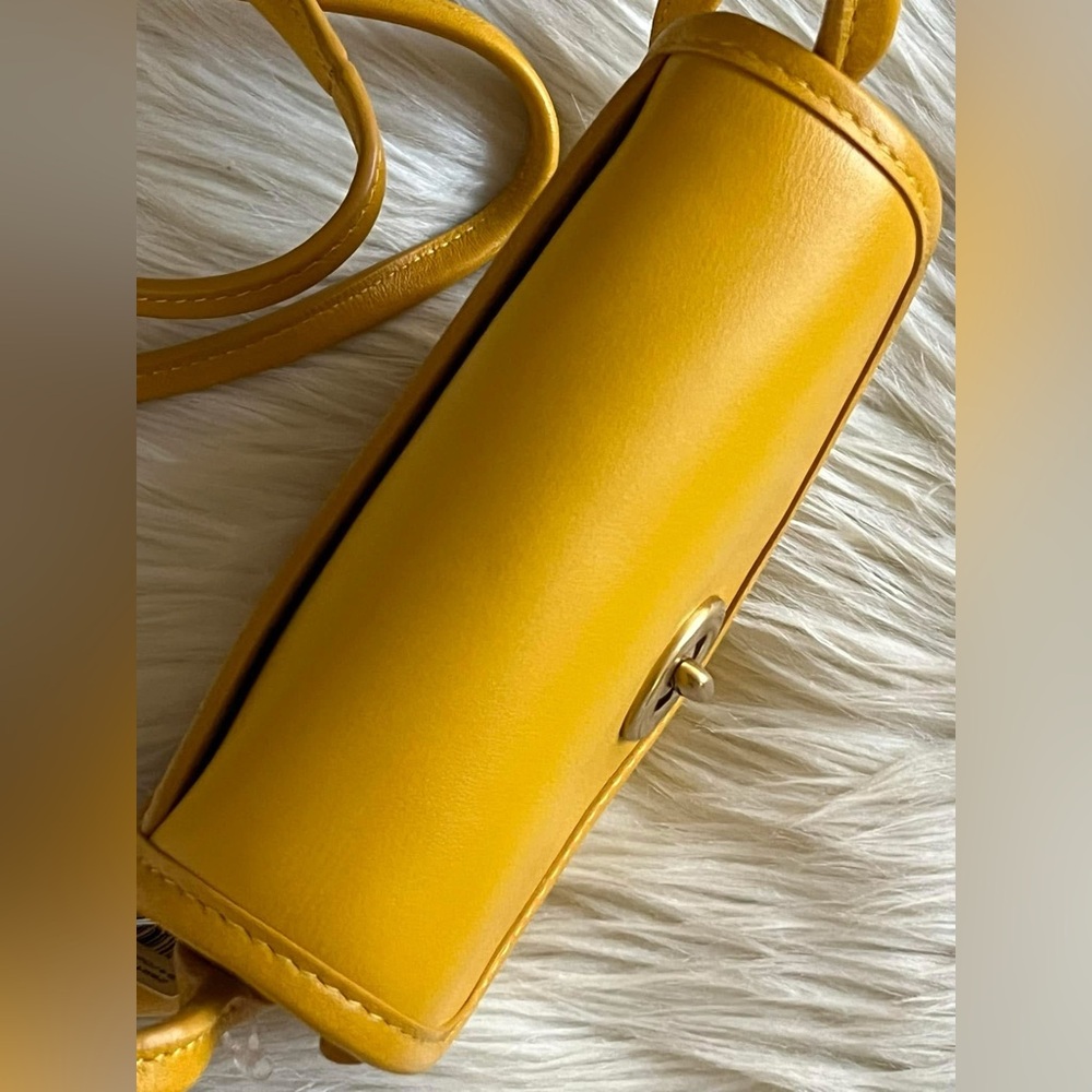 2891 - Coach Turnlock Flap Pouch 15 With Horse And Carriage Print - Picture 9 of 14